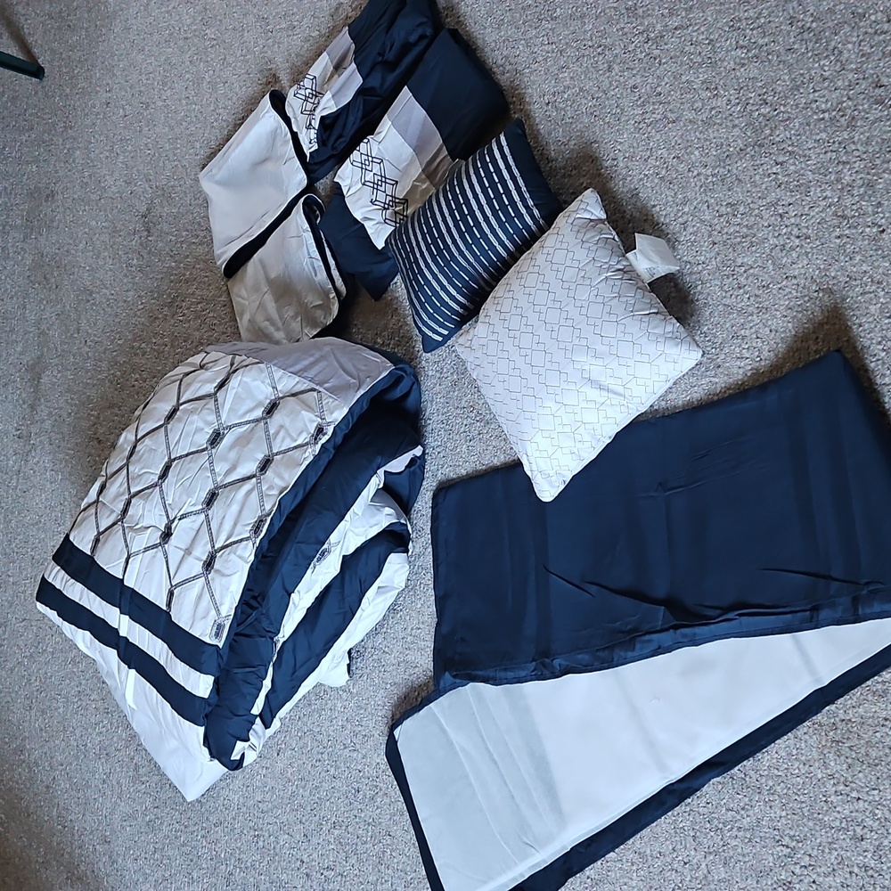 New Ellison 8pcs Navy and White Bedding Set - Picture 3 of 10